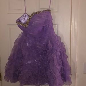 Take a look at this beautiful lilac floral dress😍